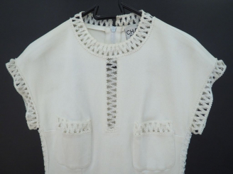 Vente aux enchères CHANEL Robe sans manche blanche. Col, manches, poches et cotés de la r