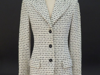 Vente aux enchères CHANEL Veste à col blanc et noir.  Un rang de trois boutons à l’avant 