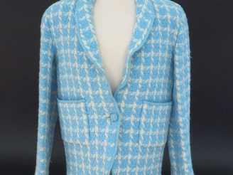 Vente aux enchères CHANEL Veste courte à col en tweed bleu ciel et blanc.  Fermeture par 