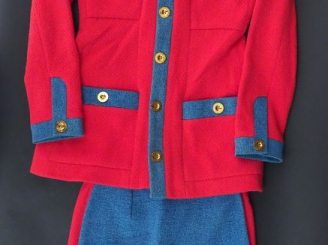 Vente aux enchères CHANEL  Tailleur bleu et rose comprenant une veste et une jupe. Ouvert