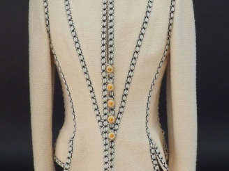 Vente aux enchères CHANEL Veste courte en laine blanc et noir. Ouverture à l’avant par si