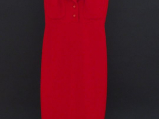 Vente aux enchères CHANEL Robe à col, sans manche rouge. Deux poches au niveau de la poit