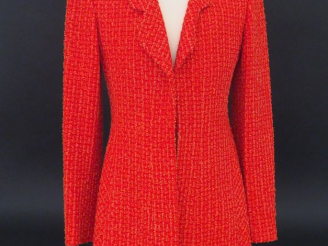 Vente aux enchères CHANEL Veste à col en tweed rouge et rose en laine (54%), soie (41%) e