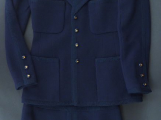 Vente aux enchères 	CHANEL Tailleur comprenant une jupe et une veste à col bleu marine en