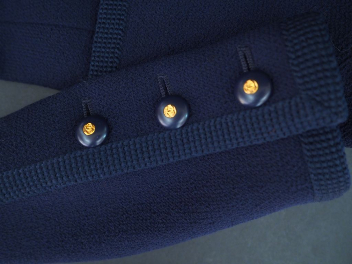 	CHANEL Tailleur comprenant une jupe et une veste à col bleu marine en