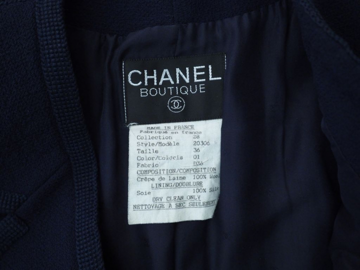 	CHANEL Tailleur comprenant une jupe et une veste à col bleu marine en