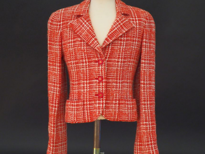 CHANEL Veste à col en tweed rouge et blanc.  Ouverture à l’avant par u