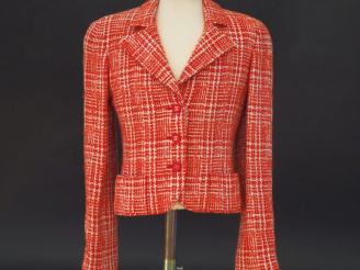 Vente aux enchères CHANEL Veste à col en tweed rouge et blanc.  Ouverture à l’avant par u