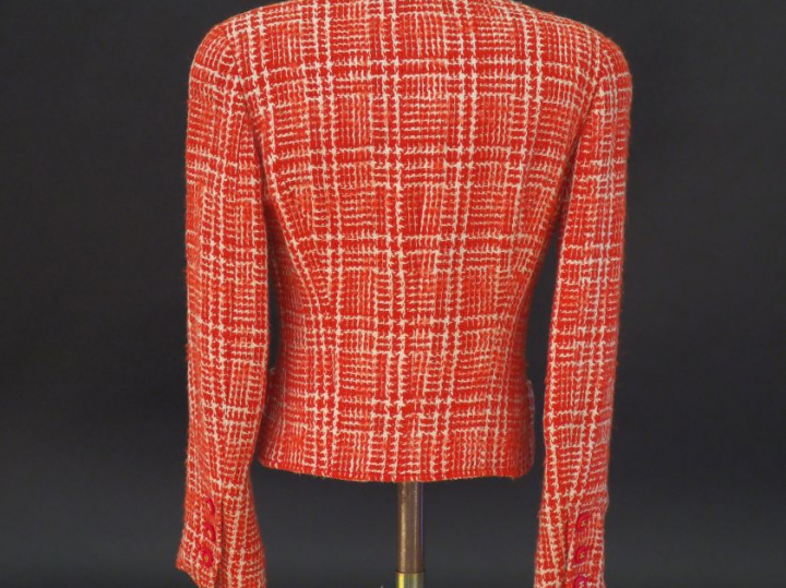 CHANEL Veste à col en tweed rouge et blanc.  Ouverture à l’avant par u