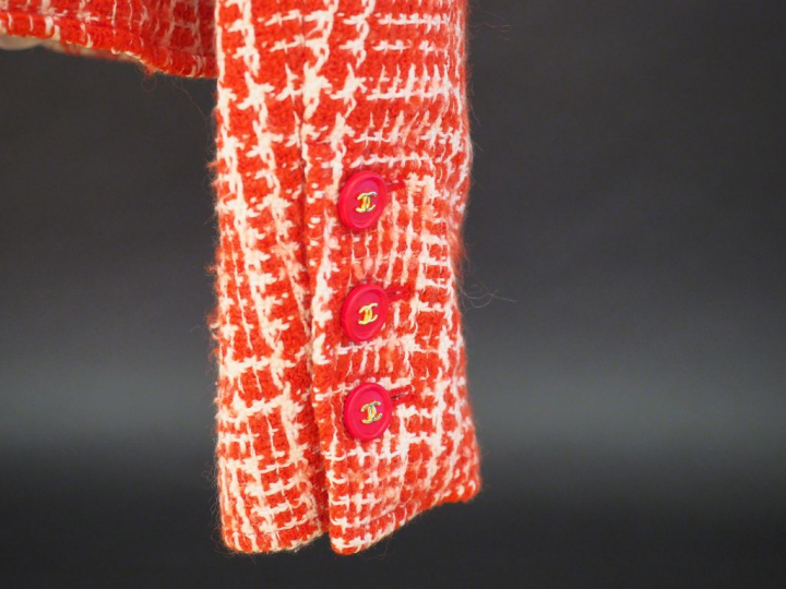 CHANEL Veste à col en tweed rouge et blanc.  Ouverture à l’avant par u