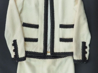 Vente aux enchères CHANEL	 Tailleur comprenant une jupe et une veste en laine blanche, à 