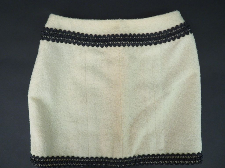 CHANEL	 Tailleur comprenant une jupe et une veste en laine blanche, à 