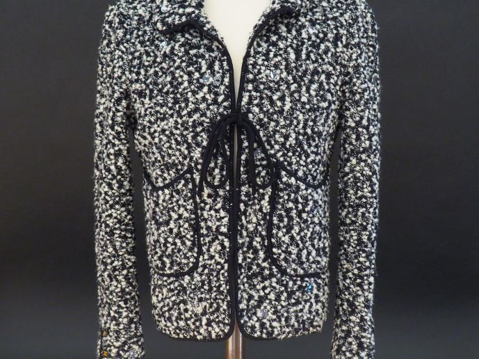 CHANEL Veste noir et blanc en laine (85%) et nylon (15%), agrémentée d