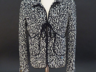 Vente aux enchères CHANEL Veste noir et blanc en laine (85%) et nylon (15%), agrémentée d