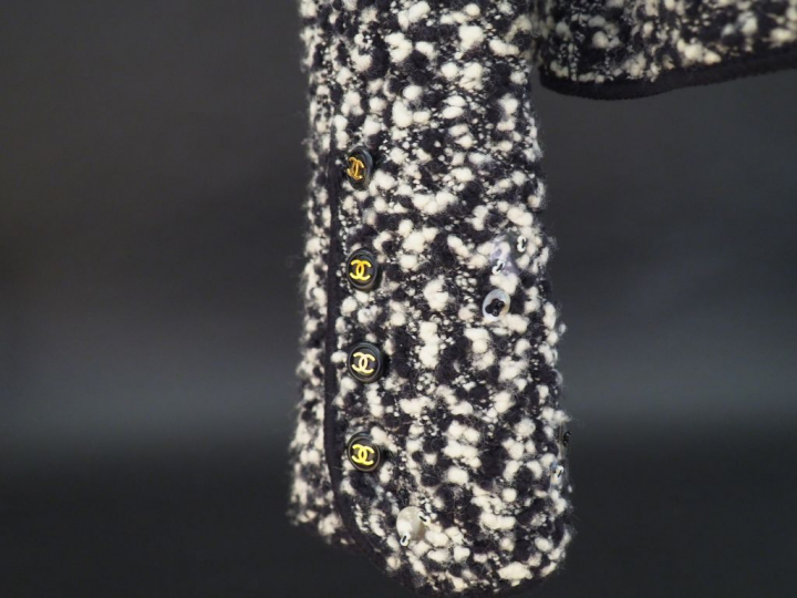 CHANEL Veste noir et blanc en laine (85%) et nylon (15%), agrémentée d