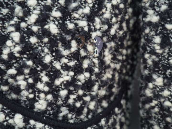 CHANEL Veste noir et blanc en laine (85%) et nylon (15%), agrémentée d