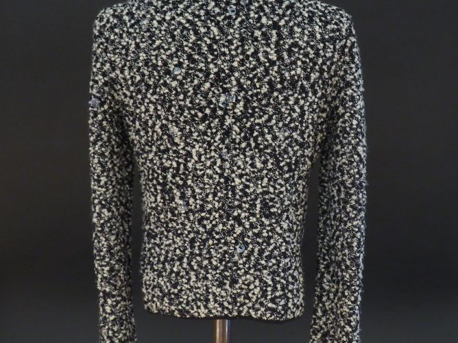 CHANEL Veste noir et blanc en laine (85%) et nylon (15%), agrémentée d