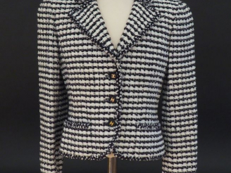 Vente aux enchères CHANEL Veste courte à col en tweed noir et blanc. Ouverture à l’avant 