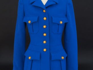 Vente aux enchères 	CHANEL Veste bleue électrique à col en laine. Ouverture par six bouto