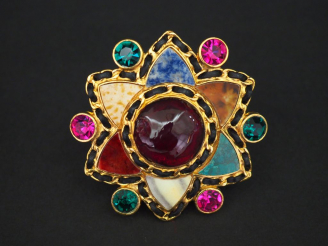 Vente aux enchères 	CHANEL, Collection prêt à porter 1995/1996. Broche en forme d'étoile 