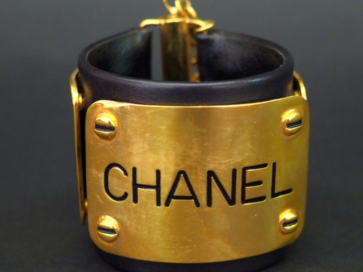 CHANEL Bracelet manchette en cuir, à décor de plaques en métal doréorn