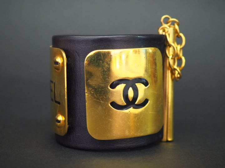 CHANEL Bracelet manchette en cuir, à décor de plaques en métal doréorn