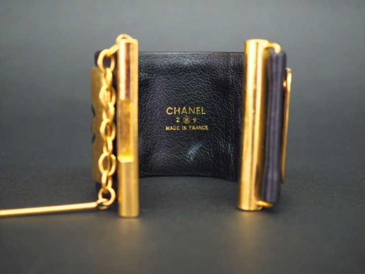 CHANEL Bracelet manchette en cuir, à décor de plaques en métal doréorn