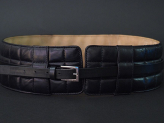 Vente aux enchères 	CHANEL Large ceinture en cuir noir molletonné. Boucle en métal argent