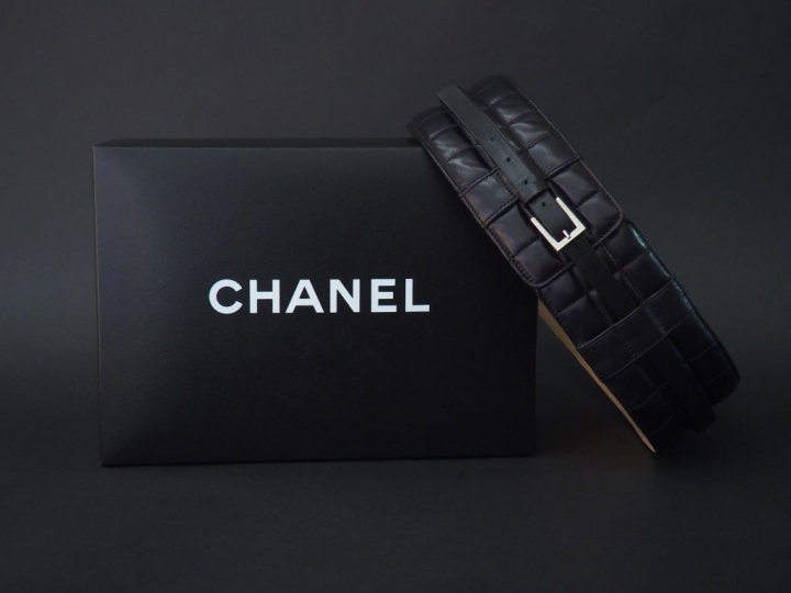 	CHANEL Large ceinture en cuir noir molletonné. Boucle en métal argent
