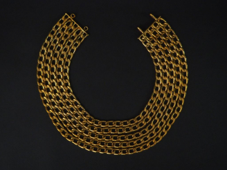 Vente aux enchères CHANEL Collier draperie chaine en métal doré, cinq rangs. Signé. Long.