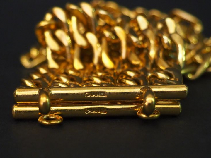 CHANEL Collier draperie chaine en métal doré, cinq rangs. Signé. Long.