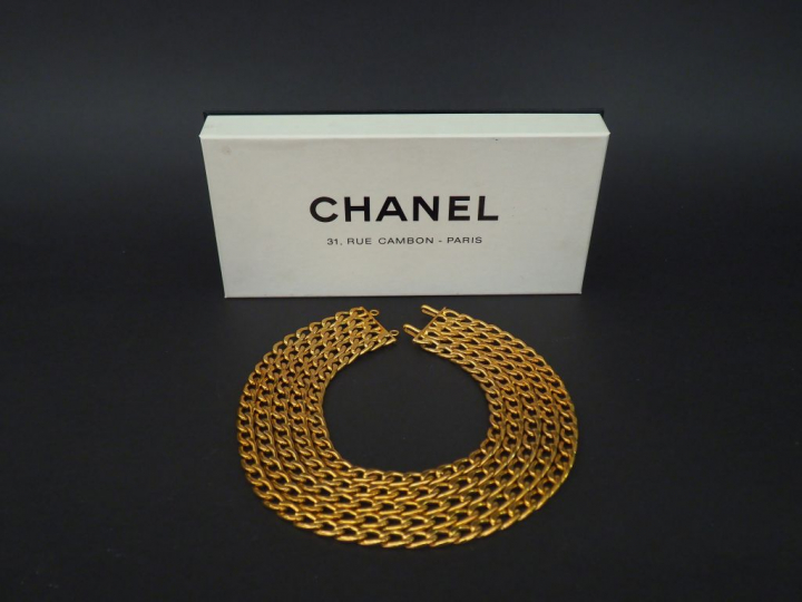 CHANEL Collier draperie chaine en métal doré, cinq rangs. Signé. Long.