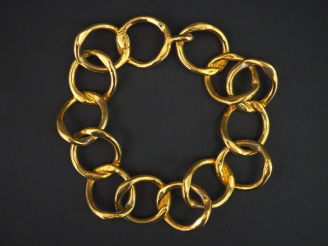 Vente aux enchères 	CHANEL Collier ras de cou en métal doré, à décor de maillons ronds. F