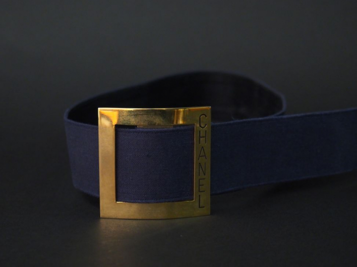 	CHANEL Ceinture en tissu bleu. Boucle carrée en métal doré, gravée au