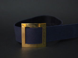 Vente aux enchères 	CHANEL Ceinture en tissu bleu. Boucle carrée en métal doré, gravée au