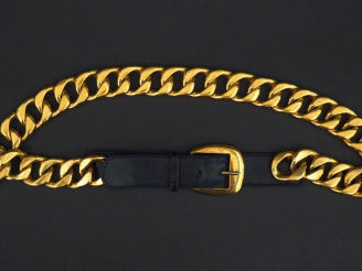 Vente aux enchères CHANEL Ceinture vintage en métal doré, maille gourmette.  Les extrémit
