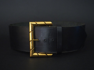 Vente aux enchères Karl LAGERFELD. Large ceinture en cuir noir. Boucle rectangulaire en m