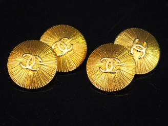 Vente aux enchères 	CHANEL. Paire de boutons de manchettes en métal doré, à décor du mono