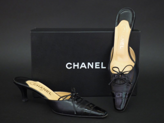 Vente aux enchères CHANEL. Paire de mules à talons en cuir noir et cuir verni, bout carré