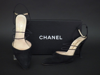 Vente aux enchères CHANEL Paire de chaussures à talons en daim noir.  Bout pointu. Brides