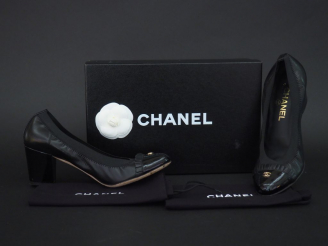 Vente aux enchères CHANEL.  Paire d'escarpins stretch en cuir noir, bouts ronds en cuir v