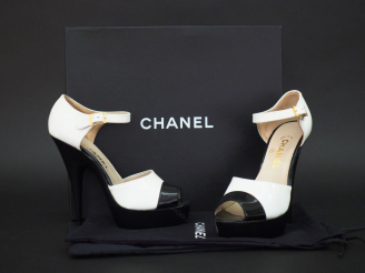 Vente aux enchères CHANEL Paire d’escarpins à plateforme et talons aiguilles en cuir blan