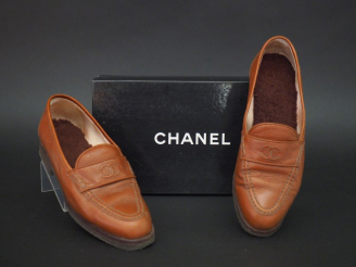 Vente aux enchères 	CHANEL Paire de mocassins en cuir marron, à décor du monogramme de la