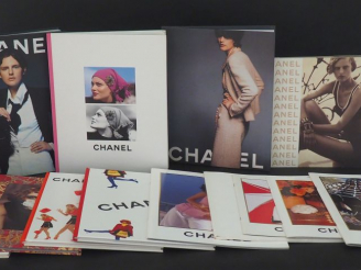 Vente aux enchères CHANEL Ensemble de treize calatogues de la maison Chanel.