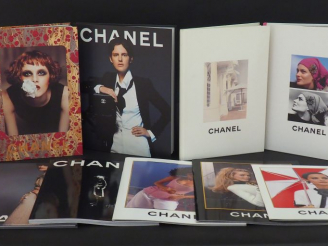 Vente aux enchères CHANEL Ensemble de neuf catalogues de la maison Chanel.