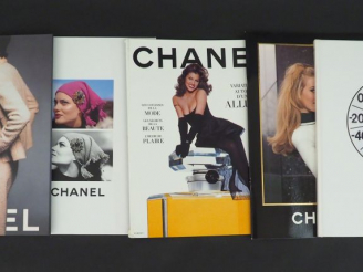 Vente aux enchères CHANEL Ensemble de cinq catalogues de la maison Chanel.