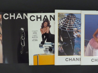 Vente aux enchères CHANEL Ensemble cinq catalogues de la maison Chanel.