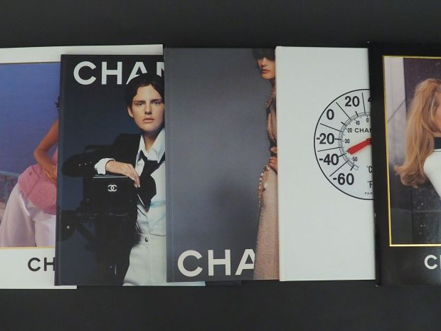 CHANEL Ensemble six catalogues de la maison Chanel.