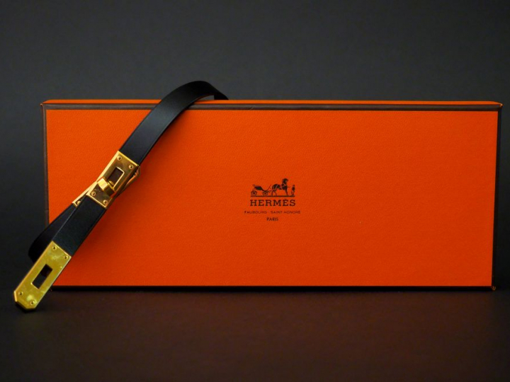 HERMES, Paris. Collier en cuir noir et métal doré, modèle « Kelly ». S