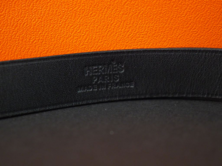 HERMES, Paris. Collier en cuir noir et métal doré, modèle « Kelly ». S